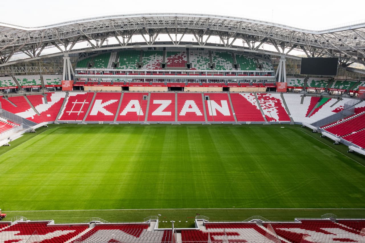 El Kazan Arena tiene un área construida de 70,300 m² y una altura de 49,36 m.
