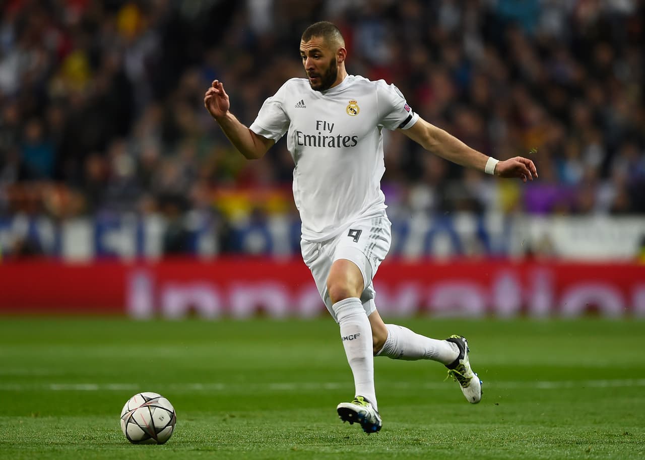 El delantero Karim Benzema ha estado envuelto en varios problemas legales. El último fue al ser imputado por complicidad de chantaje a su compañero de selección Mathieu Valbuena por un video sexual. Antes estuvo involucrado por contratar una prostituta menor de edad.