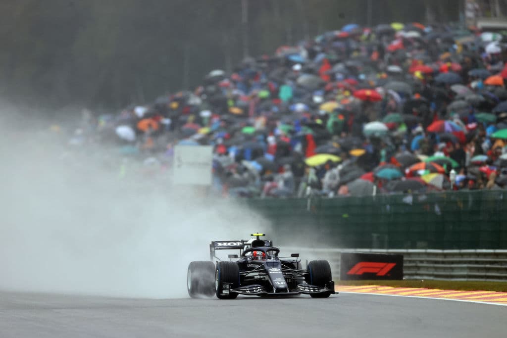 Tras hora y media de retraso por cuestiones climáticas, el Gran Premio de Bélgica se registra como el más corto en la historia, pues tras tres vueltas del circuito y con safety car, se decidió dar por terminada la carrera y sólo se les dará la mitad de puntos a los pilotos. Max Verstappen fue el ganador del circuito, pues fue el primero en partir tras lograr la pole position.