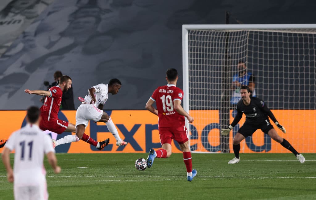 Con doblete de Vinicius Jr. y gol de Marco Asencio, el Real Madrid se queda con la victoria durante el partido de ida de los Cuartos de Final de la UEFA Champions League. El gol en solitario para el Liverpool fue por parte de Mohamed Salah dejando el marcador 3-1.
