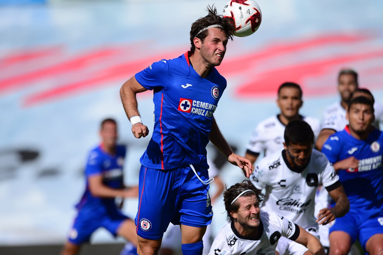 Querétaro termina la racha de Cruz Azul y consigue su primera victoria del torneo.