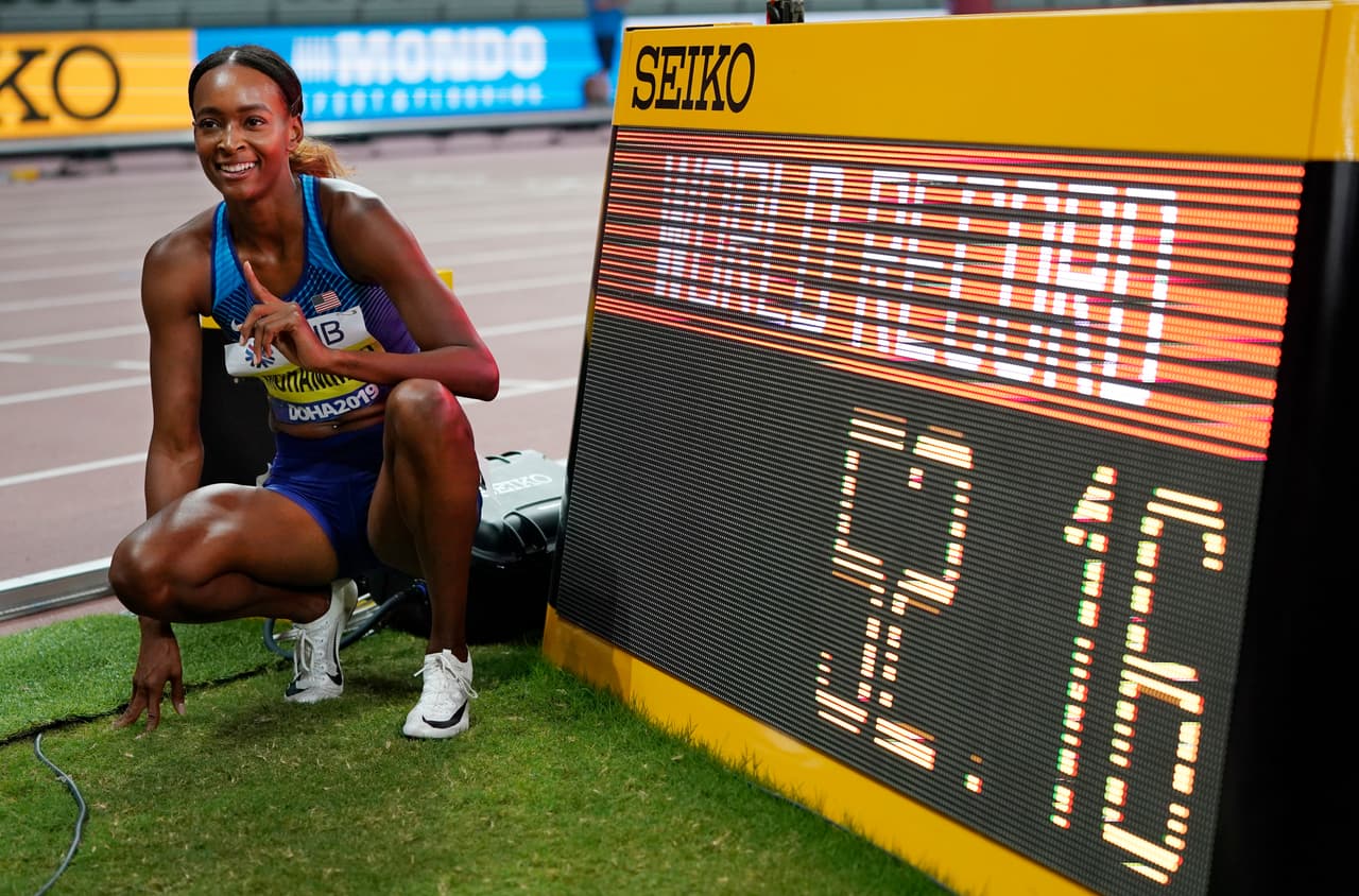 Los atletas comparten la emoción de sus logros en el mundial de atletismo en Doha.
