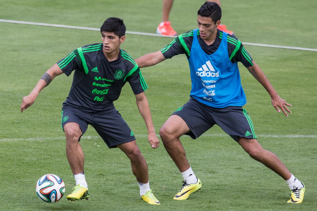 El caso de Alan Pulido es complejo pues aunque en Grecia ha mostrado buenas cosas con el Olympiacos con asistencias y goles, todo indica que todavía es de los "inombrables".