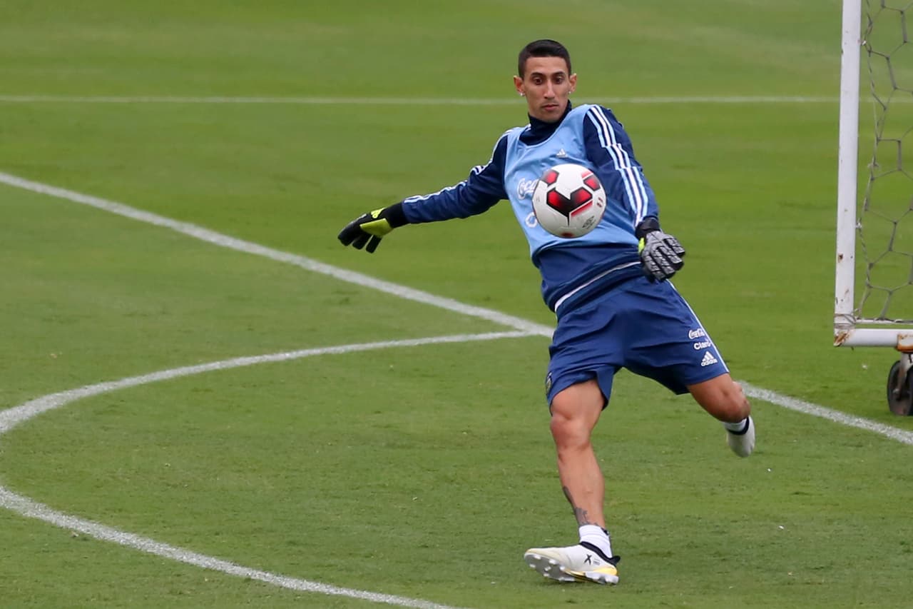 Los jugadores argentinos practicaron conceptos tácticos en un espacio reducido de la cancha donde posteriormente jugaron un partido que tuvo como arqueros improvisados al extremo Ángel Di María y al centrocampista Éver Banega.