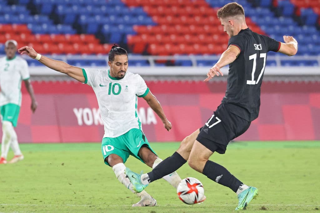 Alemania se impone 3-2 a Arabia Saudita aún con 10 hombres en la cancha y logra sacudirse el mal inicio en Tokio 2020. Amiri (11'), Ache (43') y Uduokhai (75') le dieron la victoria a la escuadra alemana, mientras que para los árabes, Al Najei hizo doblete.