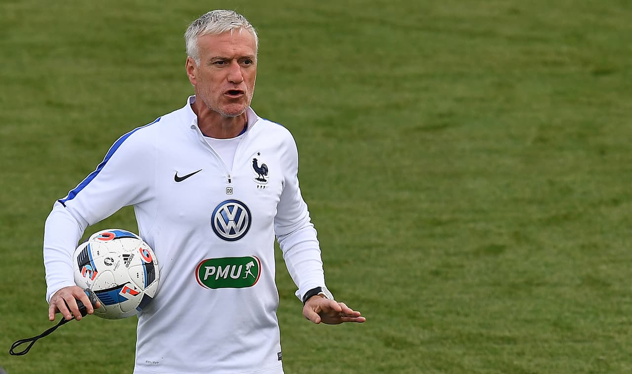 Pintan la palabra 'racista' en casa de Deschamps entrenador de Francia