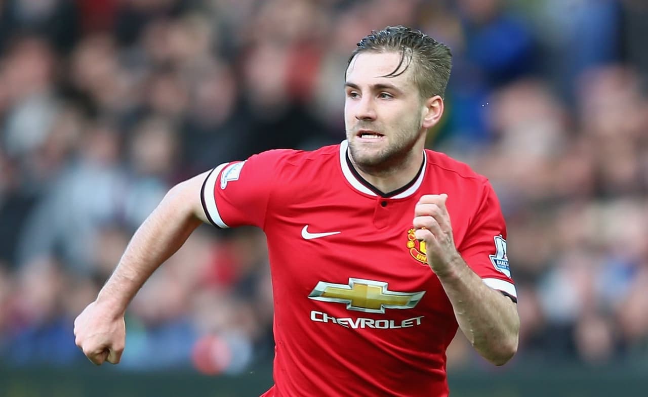 Aficionados del PSV muestran apoyo a Luke Shaw en Old Trafford