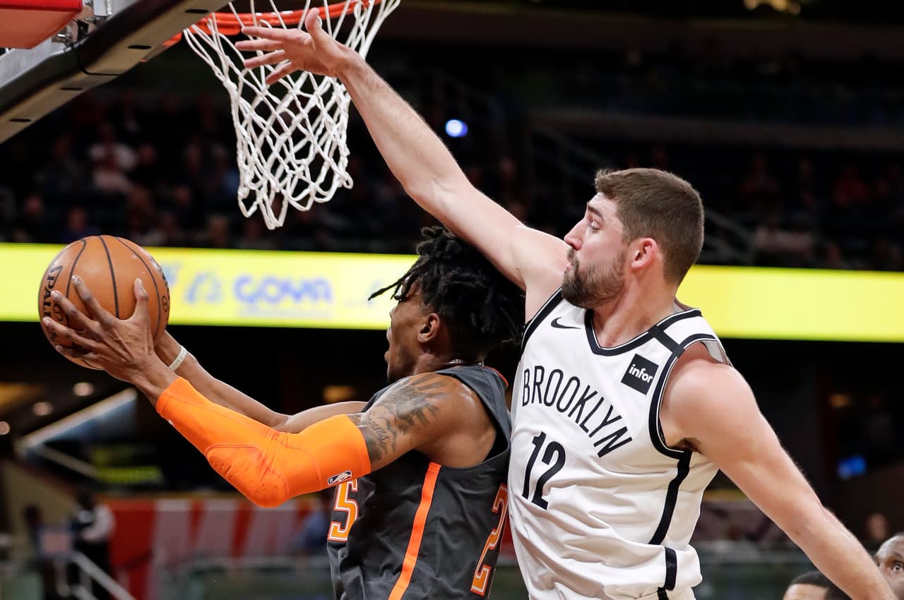 El delantero Wes Iwundu engaña al guardia Joe Harris y se queda con la anotación.