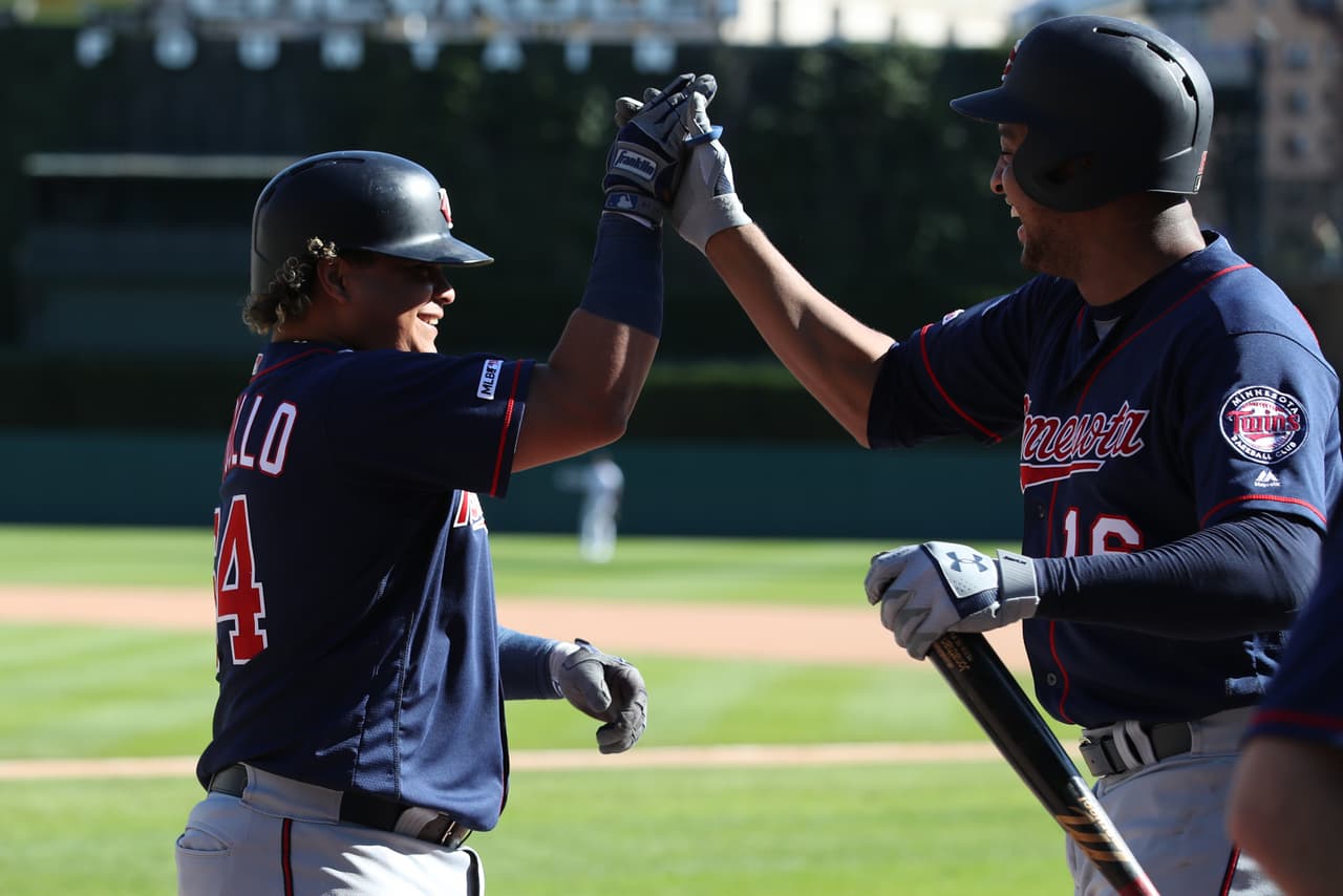Willians Astudillo, #64 de los Minnesota Twins celebra su home run con Jonathan Schoop, #16 mientras juegan contra los Detroit Tigers