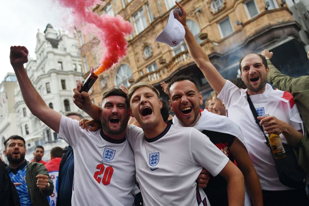 El caos reinó en Leicester Square antes de la final de la Euro | Seguidores ingleses se descontrolaron previo a la final entre Italia e Inglaterra, pues dejaron montañas de basura, cristales rotos y banderas italianas pisoteadas.