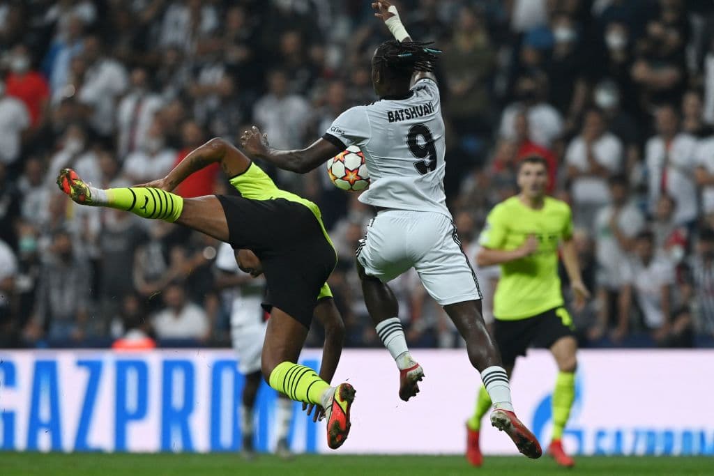 Borussia Dortmund se impone 2-1 ante el Besiktas durante la primera fecha de la fase de grupos en la UEFA Champions League. Jude Bellingham abrió el marcador al minuto 20’, posteriormente él mismo asistía a Erling Haaland para hacer el segundo gol de la noche. Ya en tiempo agregado, Javier Montero Rubio salva anotación para los locales.