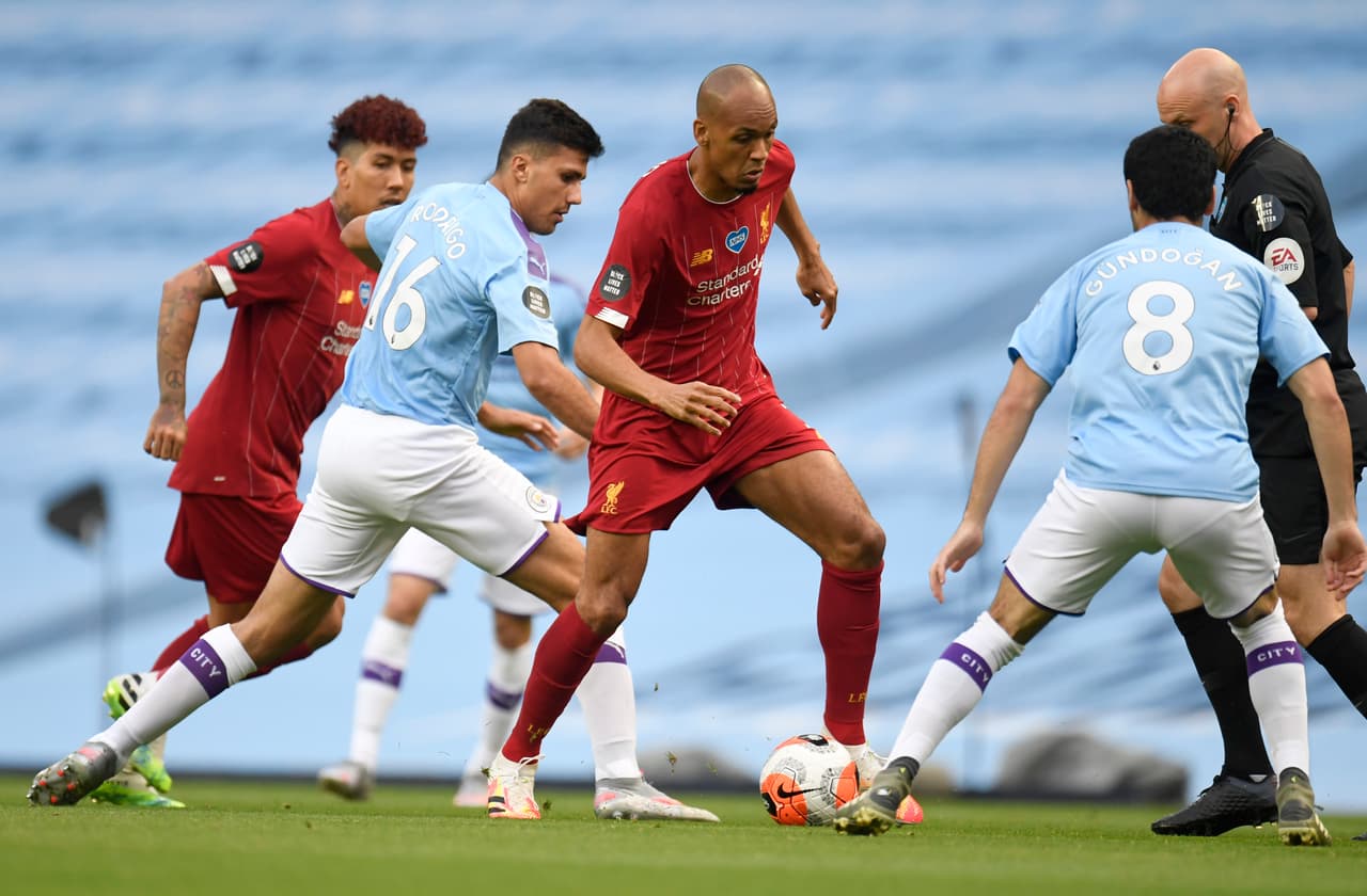 Los jugadores del Manchester City no dejan respirar a los mediocampistas del Liverpool, por lo que Fabinho no puede avanzar y debe apyarse con Van Dijk.
