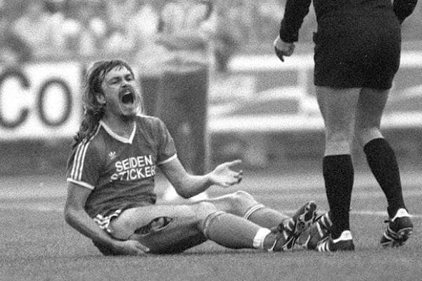 Edwald Lienen: considerada, para muchos, como la lesión más grave en la historia del fútbol fue protagonizada por este alemán en 1981 durante un juego entre Werder y Arminia Bielefeld donde lo más aterrador fue que se percibía una enorme raja de 25 centrímetros en su muslo derecho.