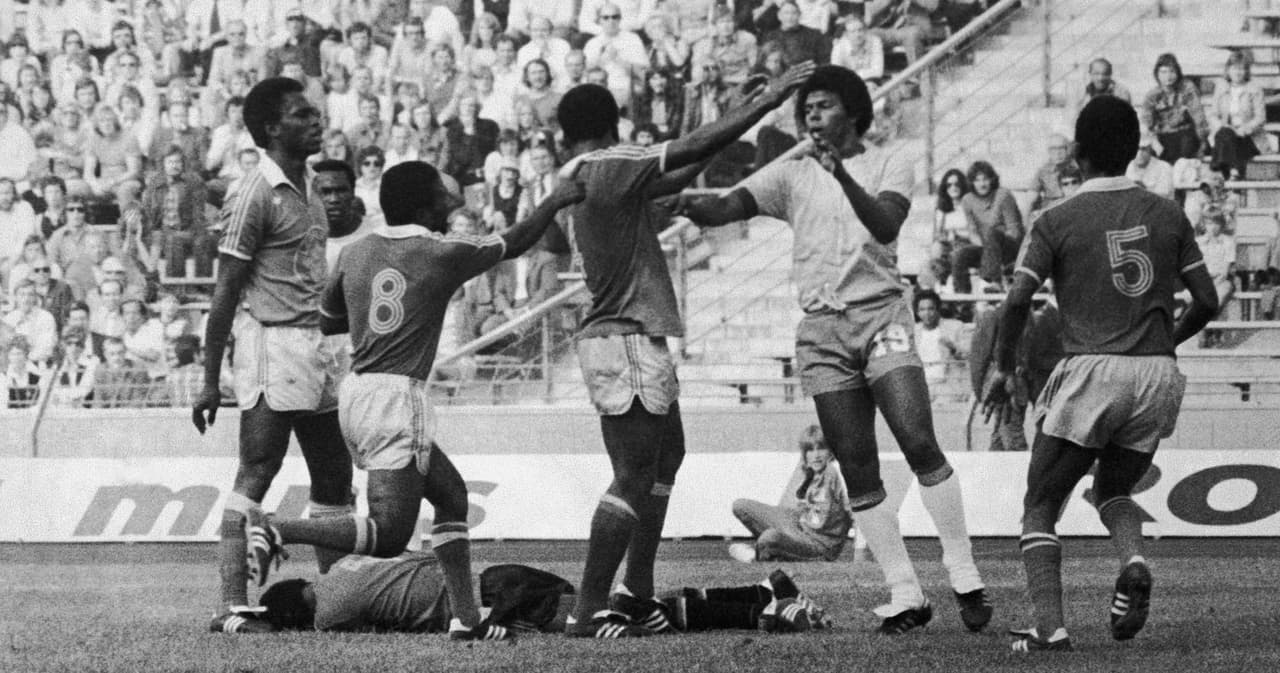 Zaire dejó una de las anécdotas curiosas del fútbol cuando uno de sus jugadores, en un cobro de tiro libre contra Brasil a favor de los suramericanos salió de la barrera y pateó el balón. Una locura.