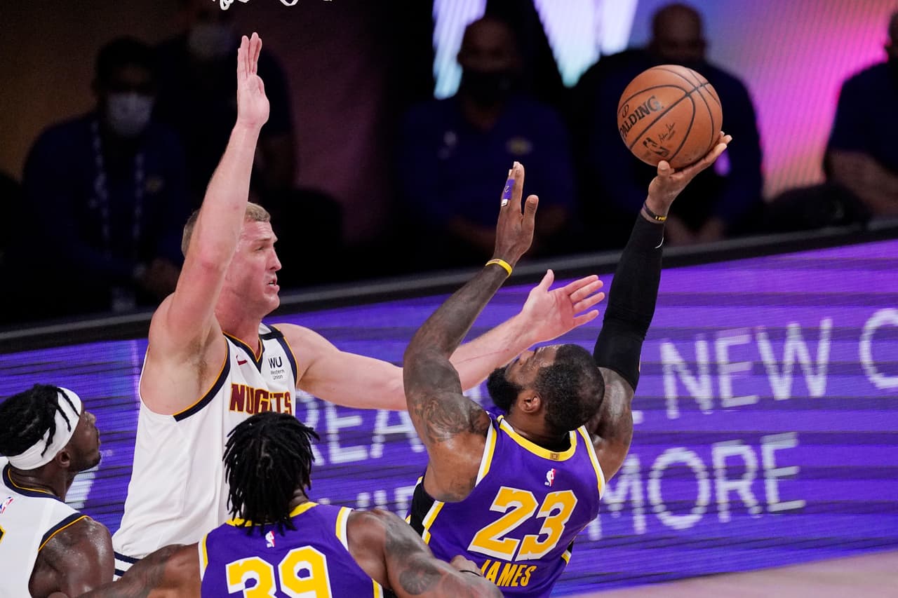 Los Denver Nuggets empataron llegaron a igualar el marcador en el tercer cuarto, pero no fue suficiente. LeBron James anotó 38 puntos y Anthony Davis se mandó con 27; fueron los máximos anotadores del juego.