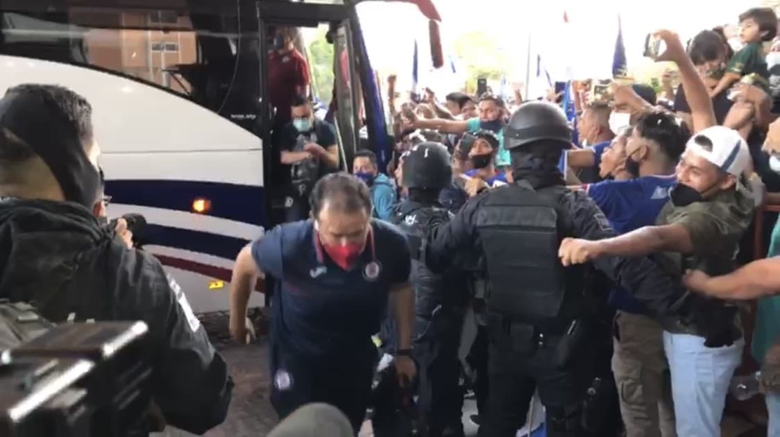 Cruz Azul llega a Torreón para disputar la final de ida del futbol mexicano y sus aficionados salen de sus casas para darles una cálida bienvenida.