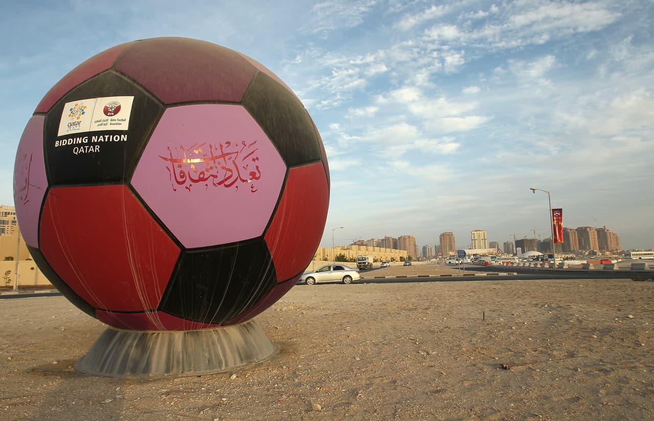 Por si fuera poco, el clima extremo de Catar haría que el Mundial cambiara de fechas para llevarse a cabo, algo que nunca había pasado y que afectaría los calendarios de casi todas las competencias, pues el Mundial del 2022 se jugará en diciembre.