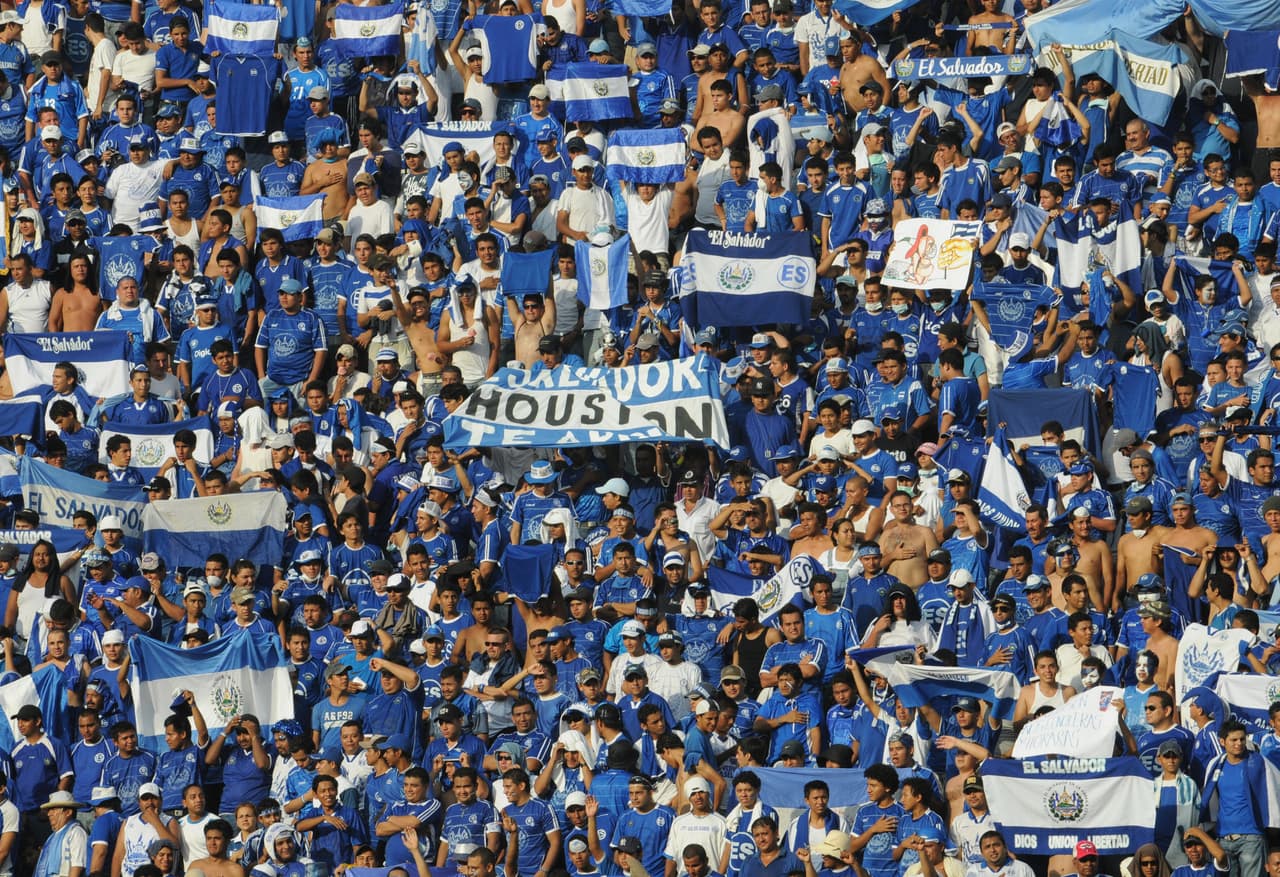 A la hora del juego, el clima hostil de los salvadoreños se hizo presente desde los himnos nacionales y a lo largo de todo el partido.