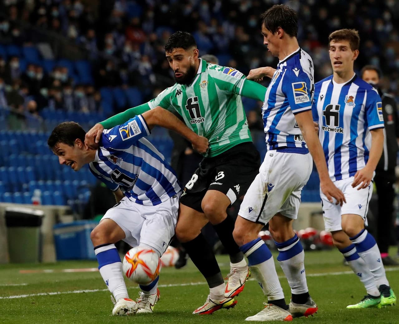 Real Betis golea a la Real Sociedad 4-0 y consigue su pase a la semifinal de la Copa del Rey. Juanmi Jimenez abrió el partido con doblete, mientras que Willian José y Aitor Ruibal sumaron un tanto respectivamente. Los mexicanos Diego Lainez y Andrés Guardado no estuvieron presentes por compromiso con el Tri.