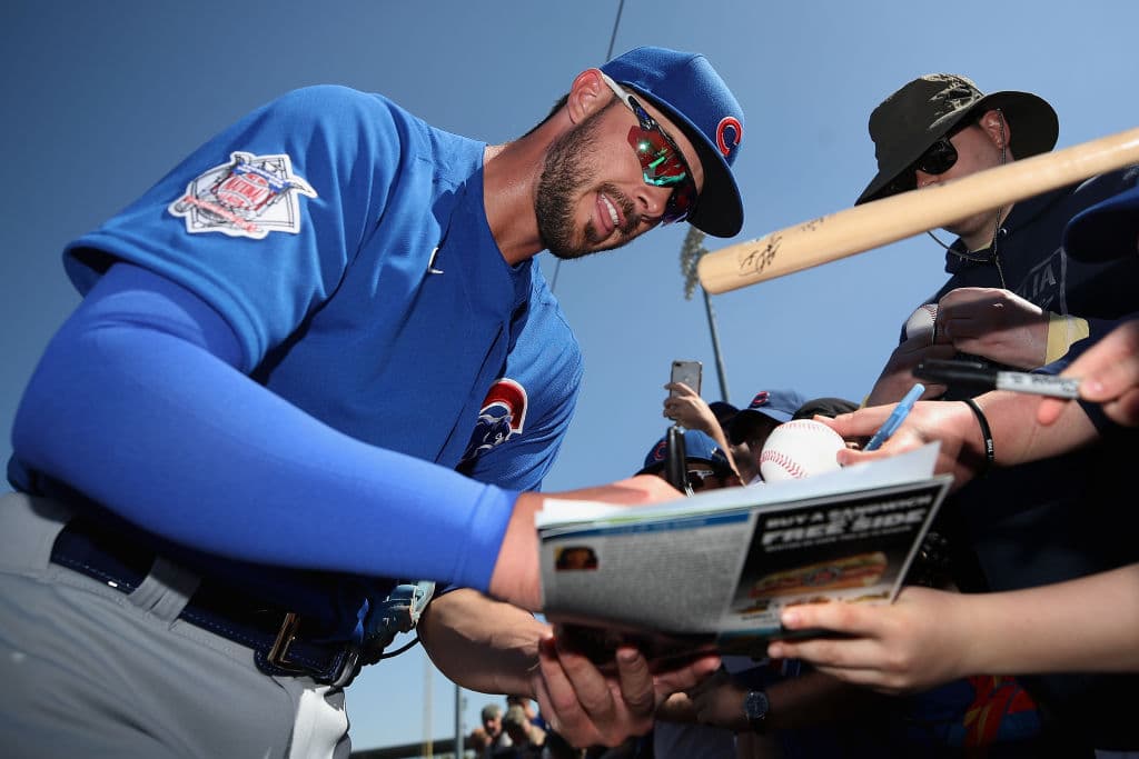 La gente se desborda con los jugadores de los Chicago Cubs, Kris Bryant es uno de los más asediados y quien reparte autógrafos y fotos con los fans.