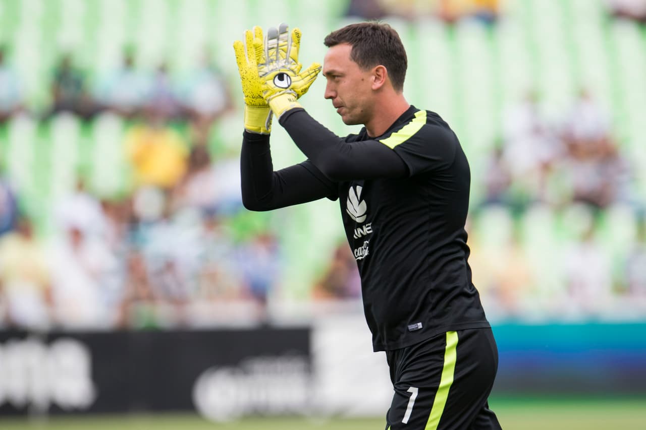 Agustín Marchesín, quien fuera estrella de Santos, aplaude a la afición de Torreón como muestra de respeto.