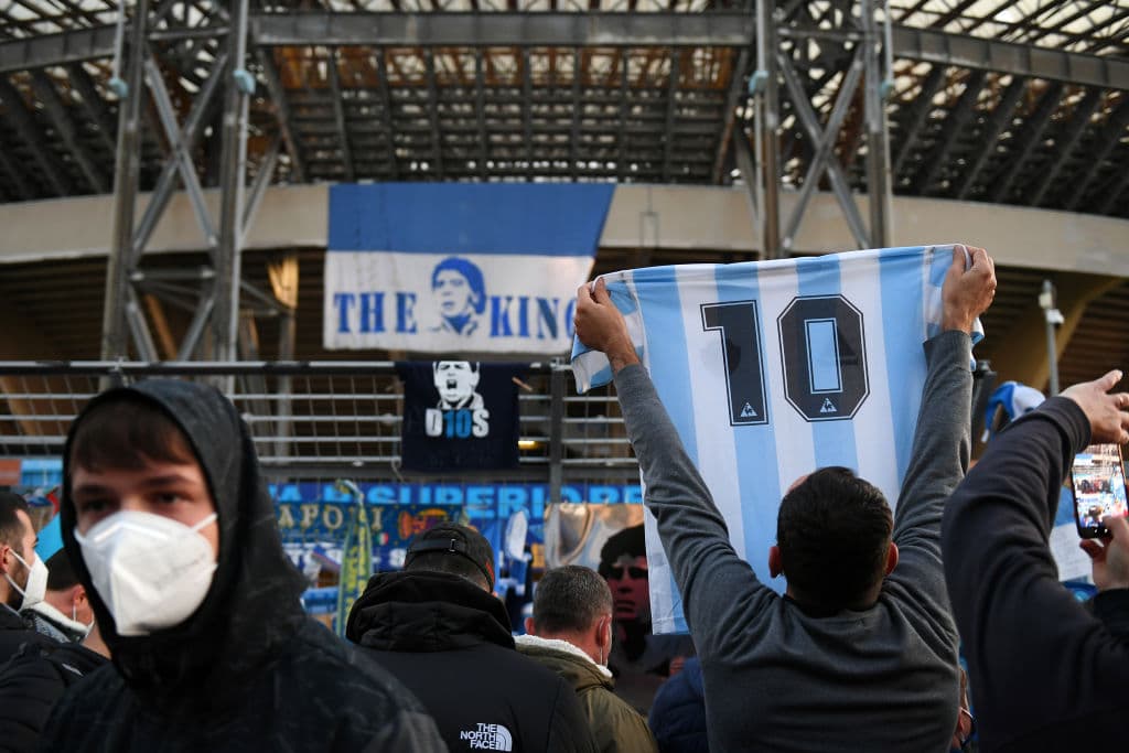 Al parecer, el nombre del estadio donde Napoli juega de local, podría llevar el nombre del mítico jugador argentino recientemente fallecido. El cuadro napolitano y el conjunto croata se medirán en la cuarta fecha de la justa europea.