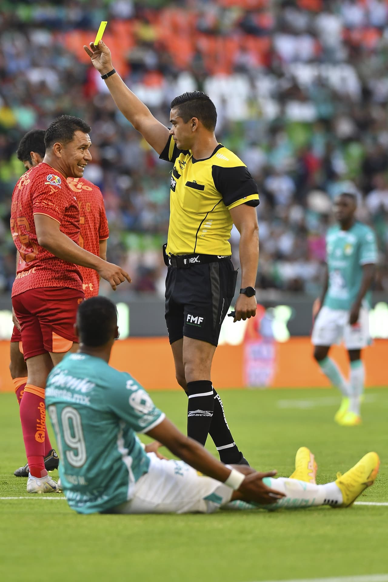 Abraham Camacho expulsó a Alberto Acosta por doble amarilla al 42'.