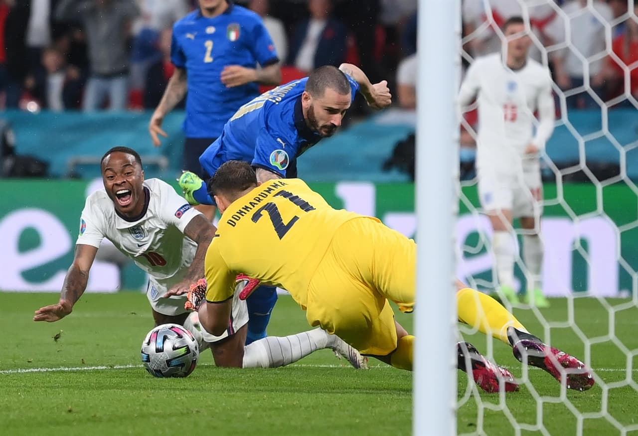 Italia es campeón indiscutible de Europa y se lleva la copa a casa. Luke Shaw abrió el marcador al minuto 2’ del encuentro y en el minuto 67, Leonardo Bonucci se encargó de igualar el marcador, ya en tiempos extra no pudieron pasar del 1-1 y, en tanda de penales, el equipo inglés no supo definir y la ‘Squadra Azzurra’ se corona en Wembley.