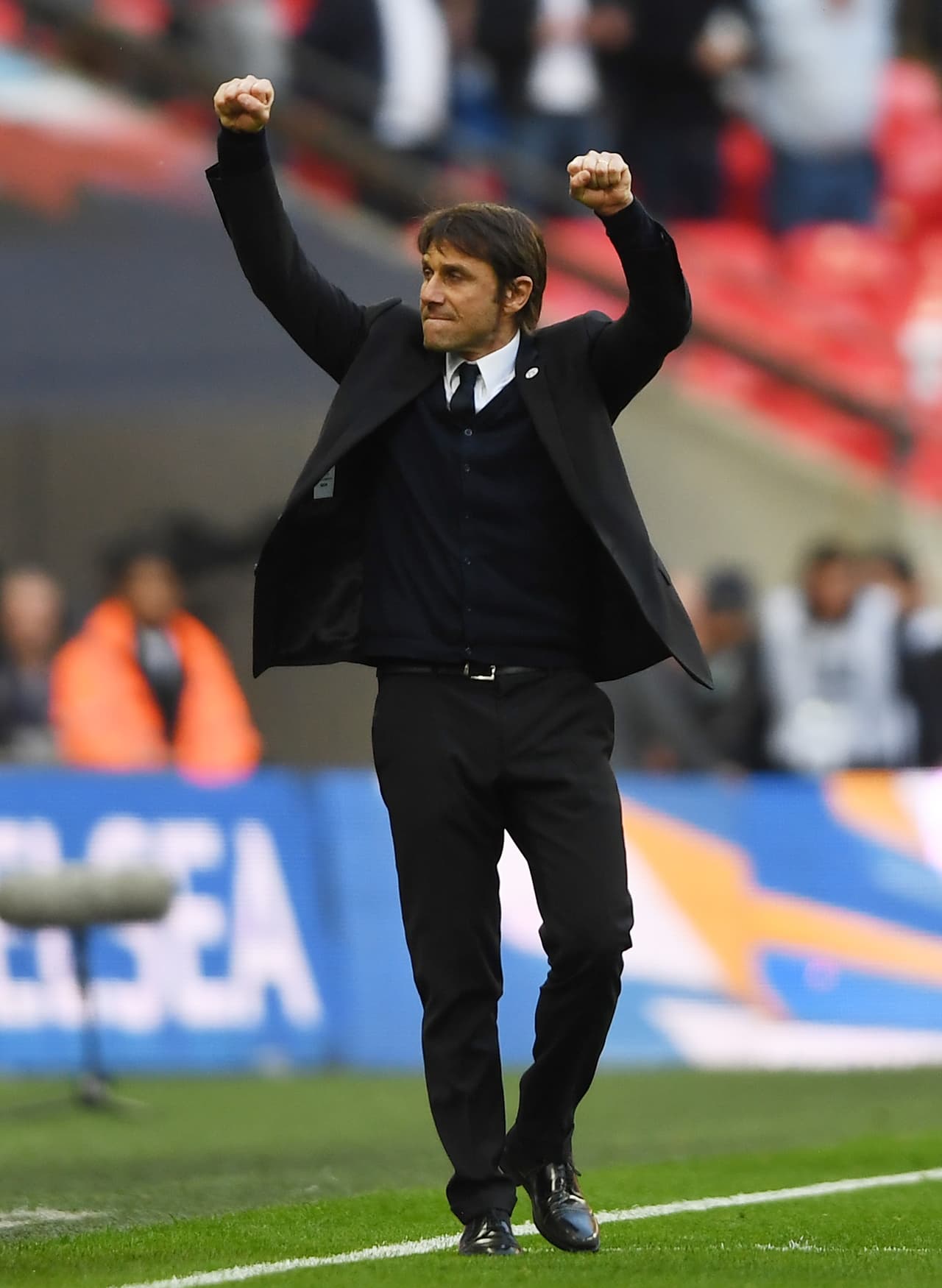 Antonio Conte adoptó la línea de tres defensas centrales con la Juventus de Turín imitándola del Nápoles de Walter Mazzarri que salió subcampeón de Italia en el 2013.