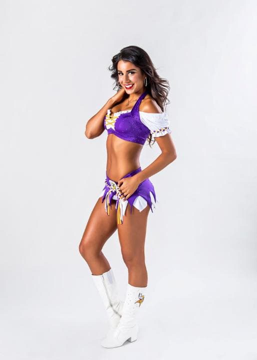Esta preciosa chica de bellos ojos es integrante de las cheerleaders de los Minnesota Vikings. En su segundo año, checa lo mejor de ella.