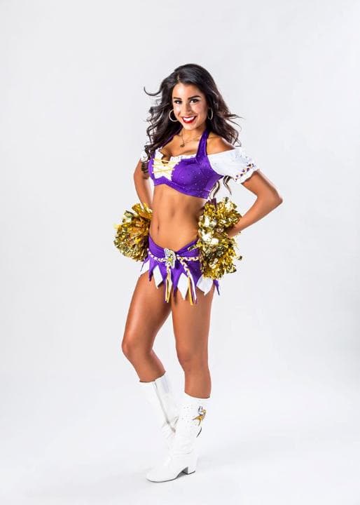 Esta preciosa chica de bellos ojos es integrante de las cheerleaders de los Minnesota Vikings. En su segundo año, checa lo mejor de ella.