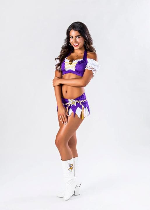 Esta preciosa chica de bellos ojos es integrante de las cheerleaders de los Minnesota Vikings. En su segundo año, checa lo mejor de ella.