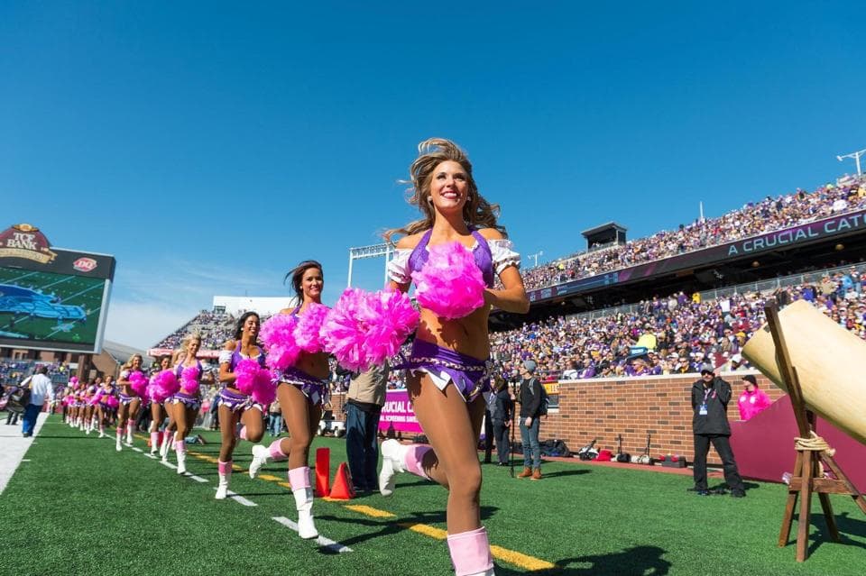 Esta preciosa chica de bellos ojos es integrante de las cheerleaders de los Minnesota Vikings. En su segundo año, checa lo mejor de ella.