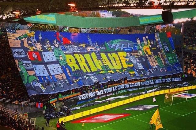 La afición celebra el 20 aniversario del Brigade Loire en un partido de Nantes contra St. Etienne.