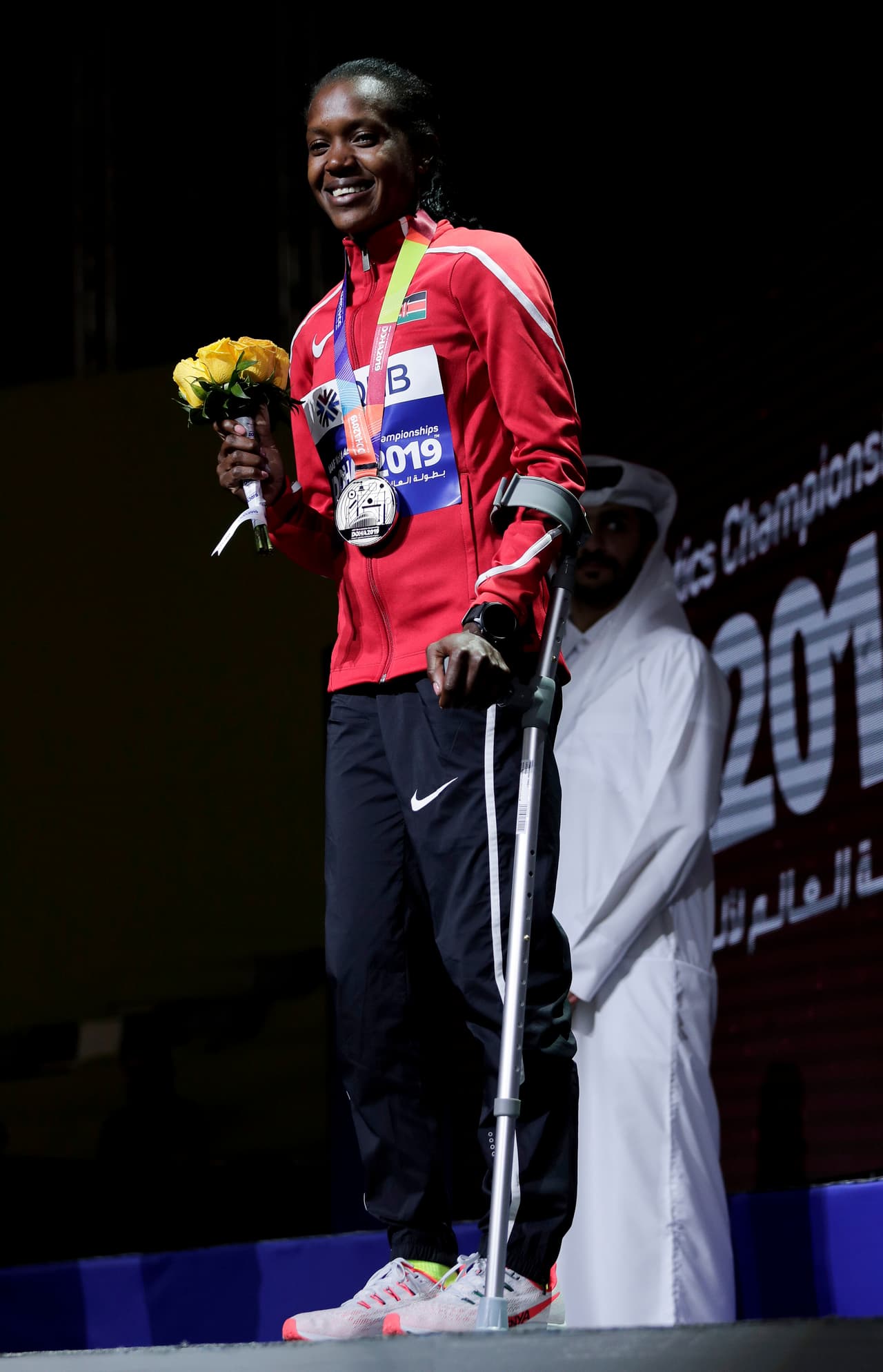 Los atletas comparten la emoción de sus logros en el mundial de atletismo en Doha.