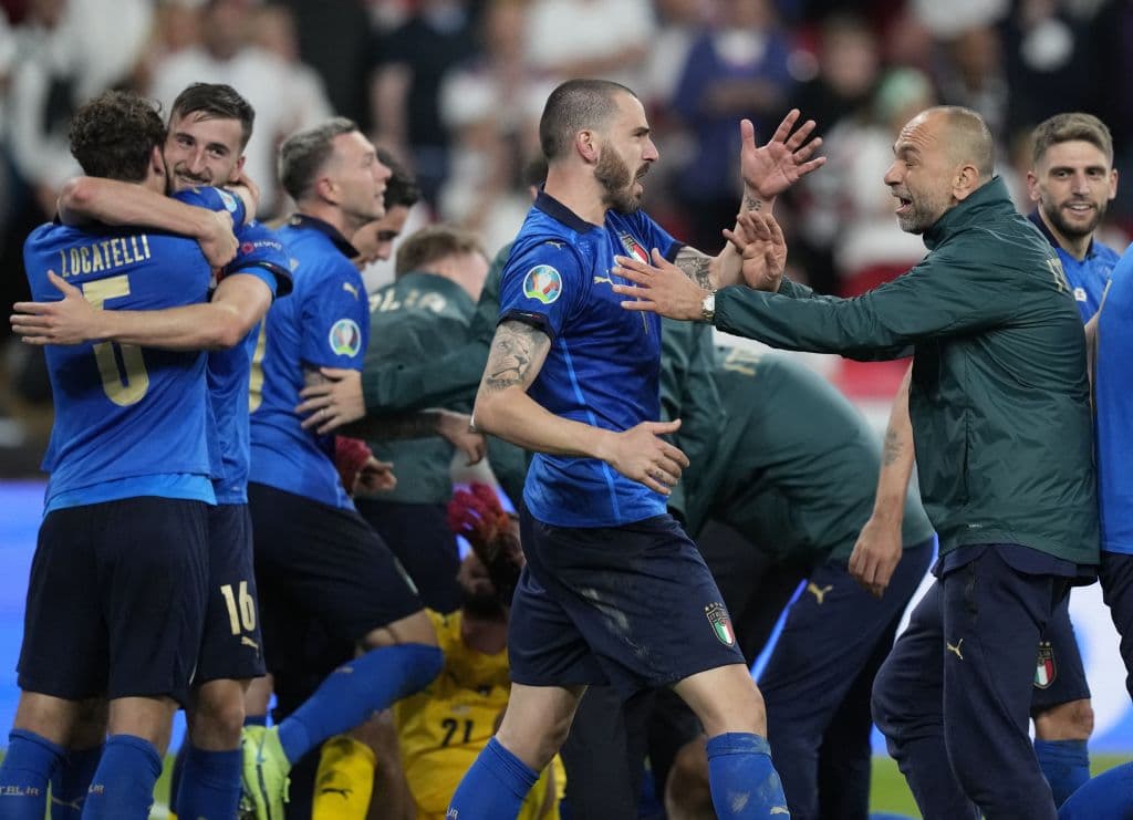 Italia es campeón indiscutible de Europa y se lleva la copa a casa. Luke Shaw abrió el marcador al minuto 2’ del encuentro y en el minuto 67, Leonardo Bonucci se encargó de igualar el marcador, ya en tiempos extra no pudieron pasar del 1-1 y, en tanda de penales, el equipo inglés no supo definir y la ‘Squadra Azzurra’ se corona en Wembley.