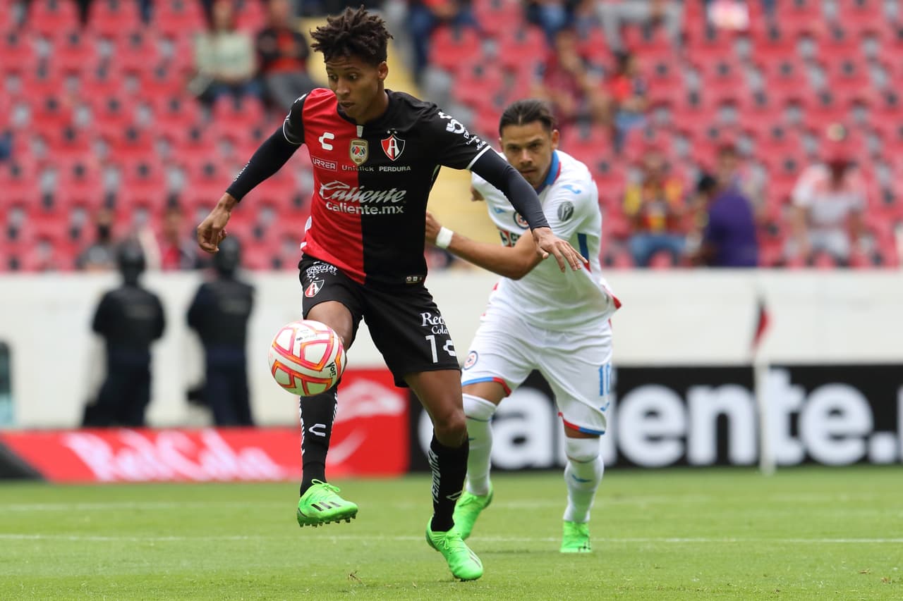 Cruz Azul se quedó con 10 desde el final de la primera parte tras la expulsión de Carlos Rotondi y sumó su segundo derrota consecutiva en el torneo.