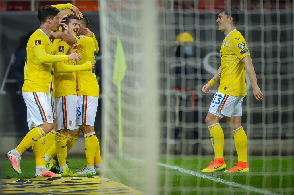 Grupo J | Rumania superó 3-2 a Macedonia del Norte.