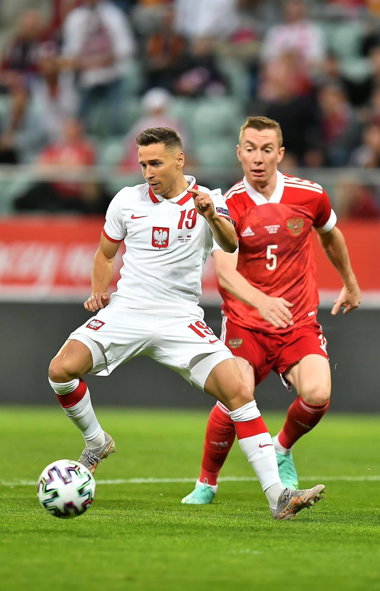 Polonia y Rusia empatan 1-1 en partido internacional amistoso que se llevó a cabo en Wroclaw, al oeste de Polonia. Jakub Swierczok abrió el marcador para los locales al minuto 4' del encuentro, pero Vyacheslav Karavayev, al minuto 20', se encargó de empatar el encuentro. Los polacos jugarán su próximo amistoso ante Islandia el próximo 8 de junio, mientras que los rusos se enfrentarán ante Bulgaria este sábado.