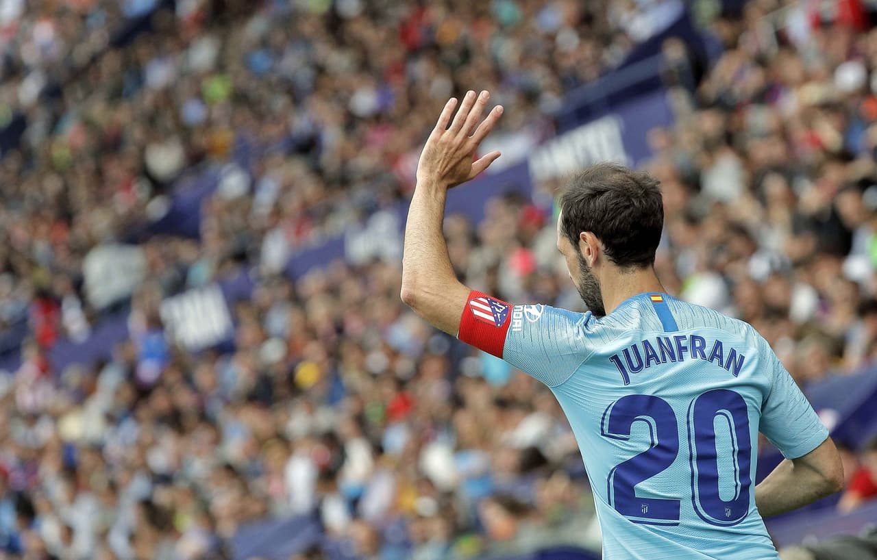 Juan Francisco Torres 'Juanfran' recibi´ó de parte del uruguayo Diego Godín el brazalete de capitán en el partido contra el Levante en el estadio Ciudad de Valencia, que lo vio por última vez como jugador del Atlético de Madrid.