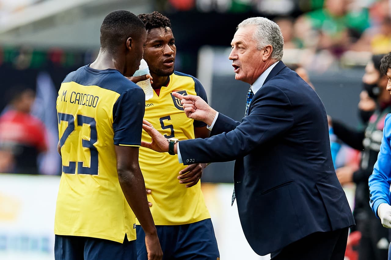 Gustavo Alfaro daba indicaciones a Caicedo y Cifuentes.