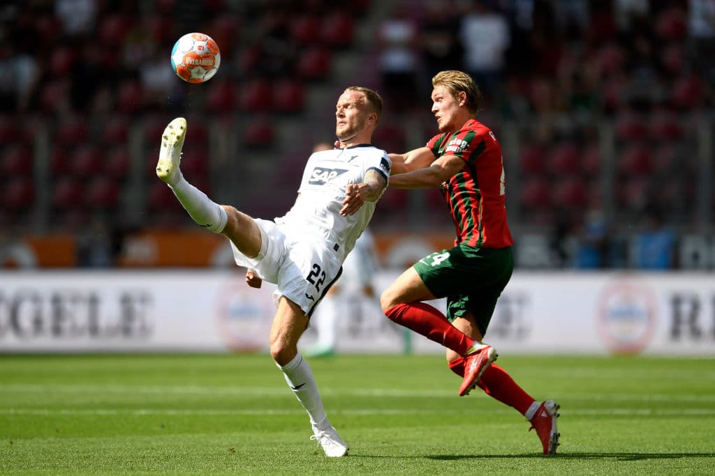 Augsburg no mete las manos, pues cayó tras goleada ante Hoffenheim 4-0 en el inicio de la temporada de la Bundesliga. Jacob Larsen (37’), Sargis Adamyan (78’), Georgino Rutter (87’) y Sebastián Rudy (90+5’) fueron los anotadores del encuentro.