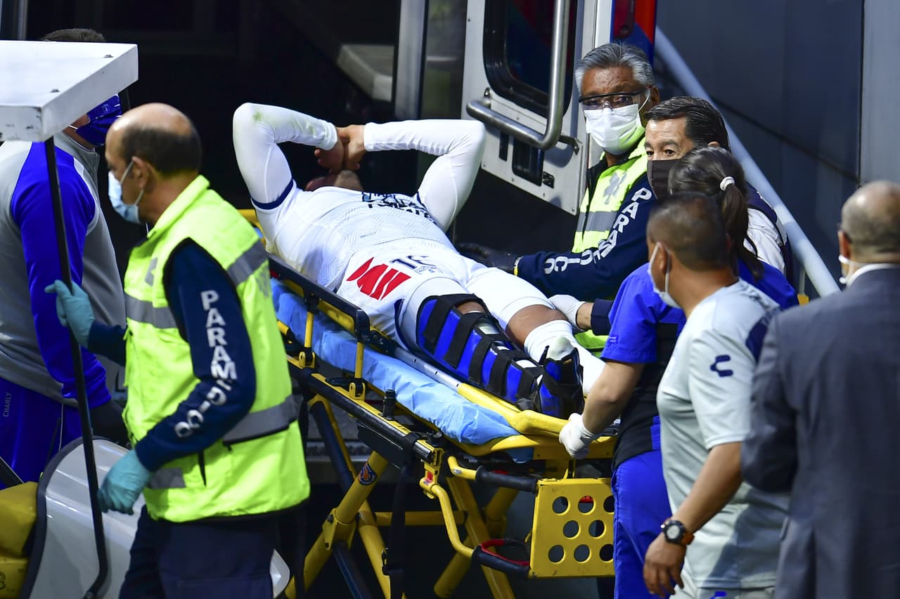 'El Burrito' quedó tirado en el campo y, tras los gritos de dolor, fue llevado al hospital donde lo intervinieron quirúrgicamente por fractura de tobillo.