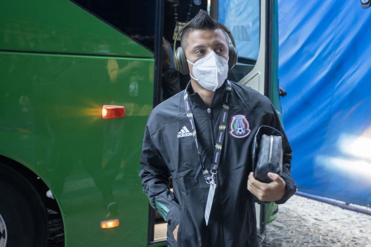 Ambos equipos llegan tras conseguir dos victorias en el torneo, el partido más esperado de los grupos por fin ha llegado y el Estadio Jalisco se encuentra listo para el pitazo inical.