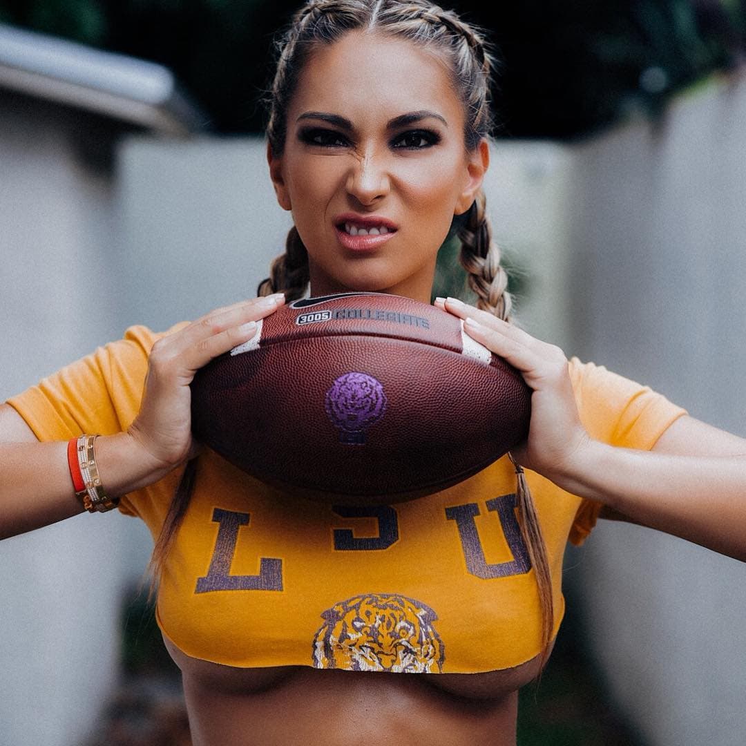 La modelo brasileña lanzó un calendario blaugrana muy caliente para el 2017. También es fanática de la selección de Brasil y del futbol Americano