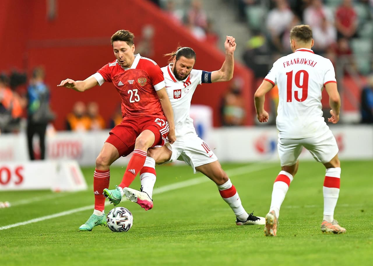 Polonia y Rusia empatan 1-1 en partido internacional amistoso que se llevó a cabo en Wroclaw, al oeste de Polonia. Jakub Swierczok abrió el marcador para los locales al minuto 4' del encuentro, pero Vyacheslav Karavayev, al minuto 20', se encargó de empatar el encuentro. Los polacos jugarán su próximo amistoso ante Islandia el próximo 8 de junio, mientras que los rusos se enfrentarán ante Bulgaria este sábado.