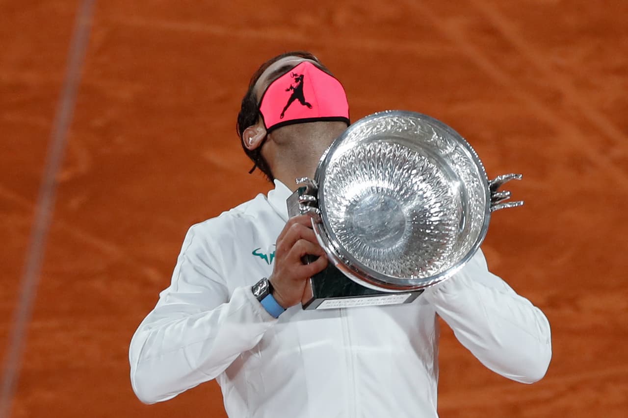 Rafael Nadal llega a su 13ª final en Roland Garros y derrota al serbio Novak Djokovic con parciales de 6-0, 6-2 y 7-5. El español levanta la copa número 13 de este certamen y suma 20 campeonatos de Grand Slam, ¡increíble!