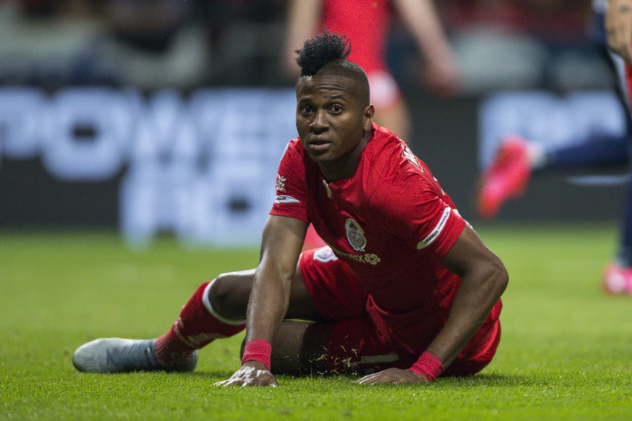 Estrada se empieza a desesperar tras perder la pelota una y otra vez.