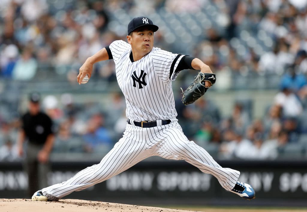 Por los neoyorquinos el japonés Masahiro Tanaka (1-1) fue el encargado de abrir el duelo. Pero fue una tarde gris para el abridor de los New York Yankees, pues solo se mantuvo en la loma por cuatro entradas en las que le dieron siete imparables, toleró cinco anotaciones, caminó a tres y ponchó a seis para cargar con el revés.