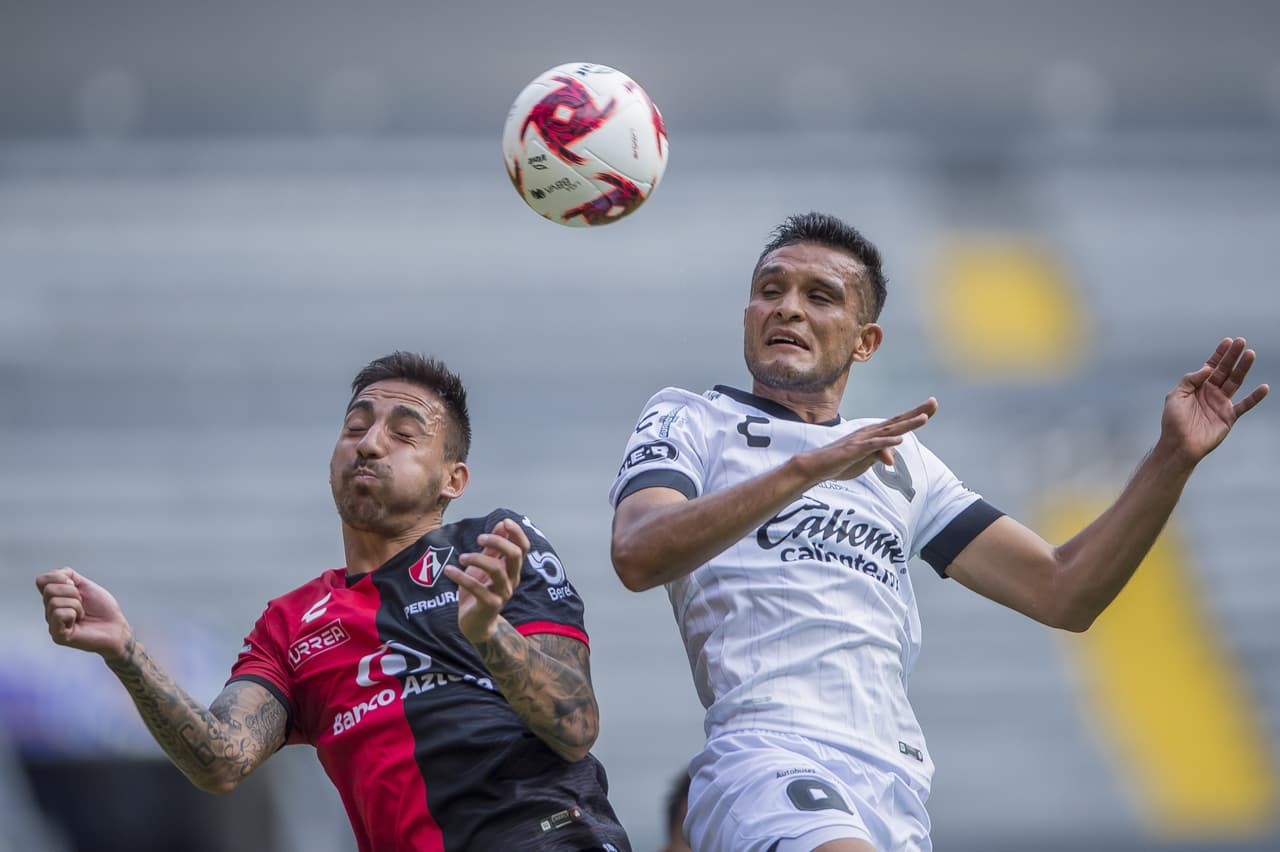 Gallos presionaba, pero la zaga rojinegra cerraba filas para impedir el empate.